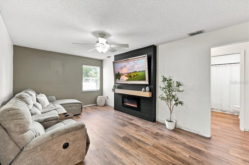 For Sale: $325,000 (3 beds, 2 baths, 1450 Square Feet)