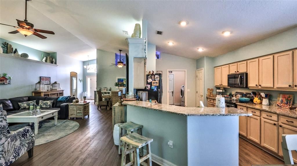 Activo con contrato: $399,000 (3 camas, 2 baños, 2038 Pies cuadrados)