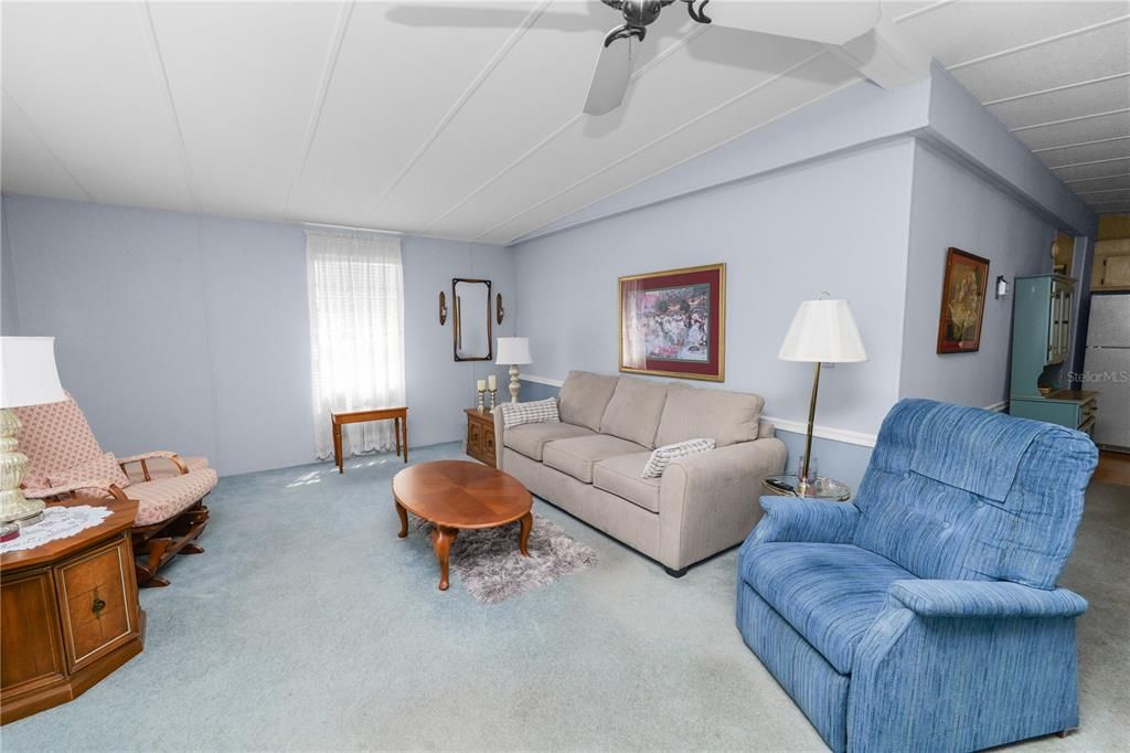 For Sale: $98,900 (2 beds, 2 baths, 1128 Square Feet)