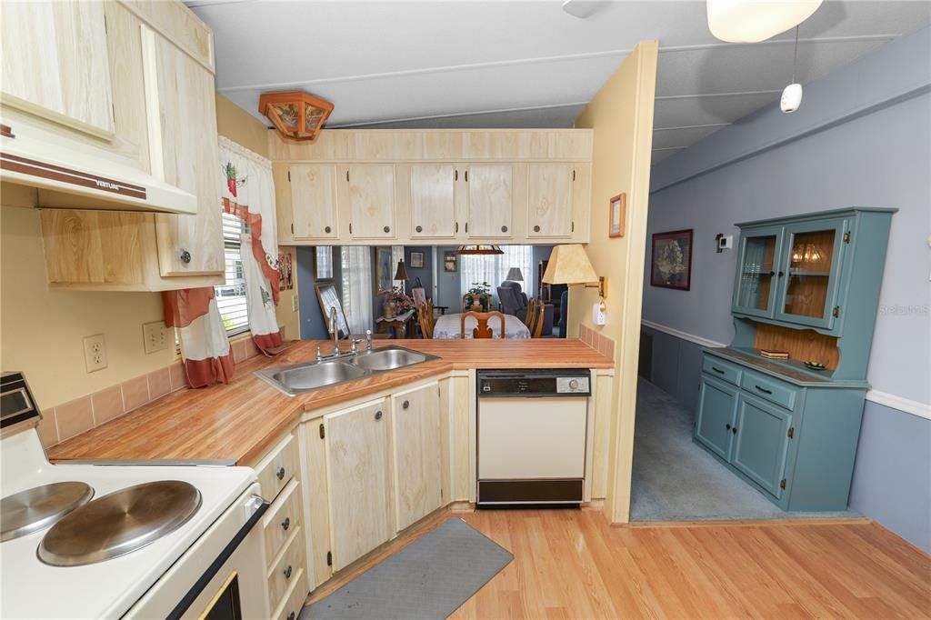For Sale: $98,900 (2 beds, 2 baths, 1128 Square Feet)