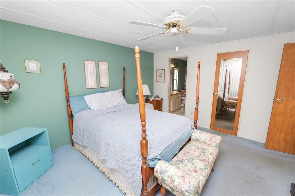For Sale: $98,900 (2 beds, 2 baths, 1128 Square Feet)