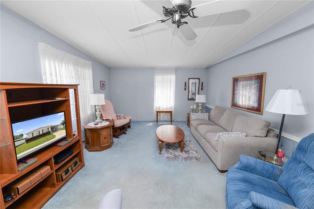 For Sale: $98,900 (2 beds, 2 baths, 1128 Square Feet)