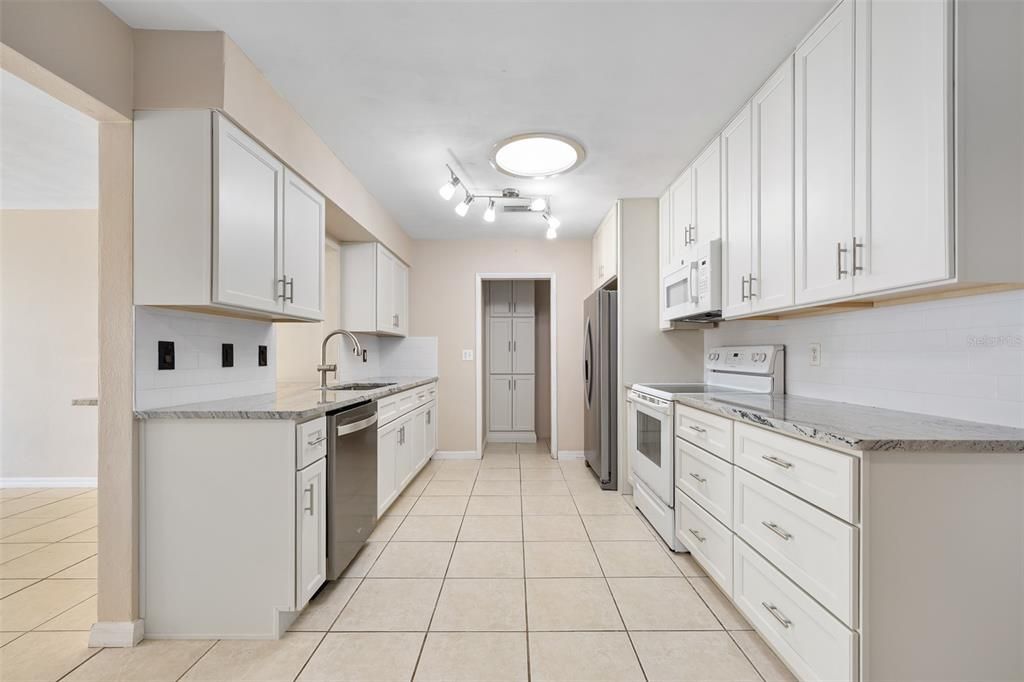 На продажу: $459,900 (4 спален, 3 ванн, 2020 Квадратных фут)