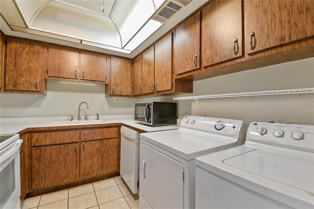 На продажу: $160,000 (2 спален, 2 ванн, 986 Квадратных фут)