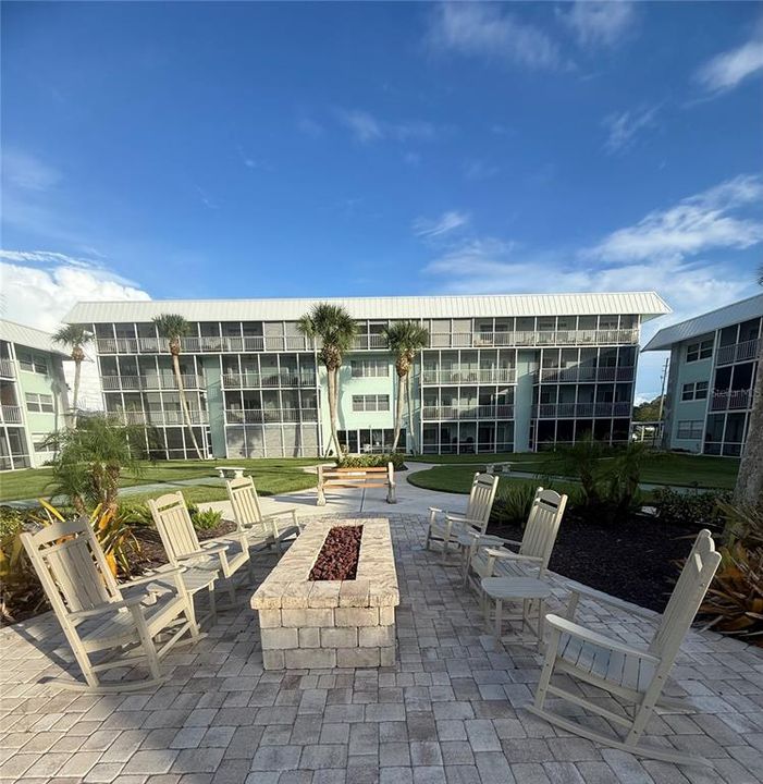 For Rent: $3,000 (2 beds, 2 baths, 958 Square Feet)