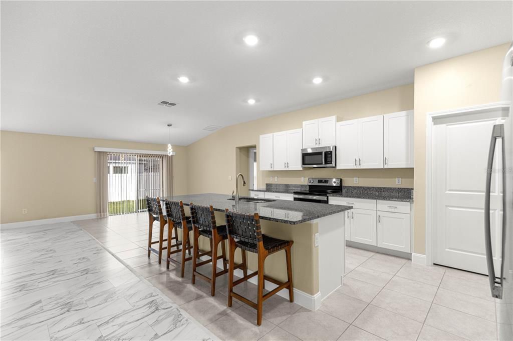 For Sale: $373,500 (4 beds, 3 baths, 2598 Square Feet)