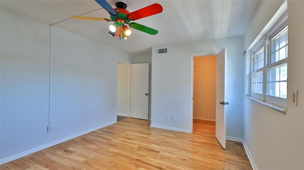 For Sale: $219,000 (2 beds, 1 baths, 1320 Square Feet)