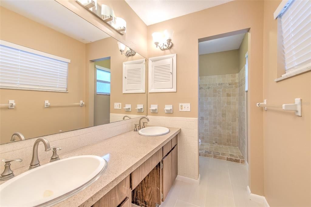 For Sale: $450,000 (2 beds, 2 baths, 1588 Square Feet)