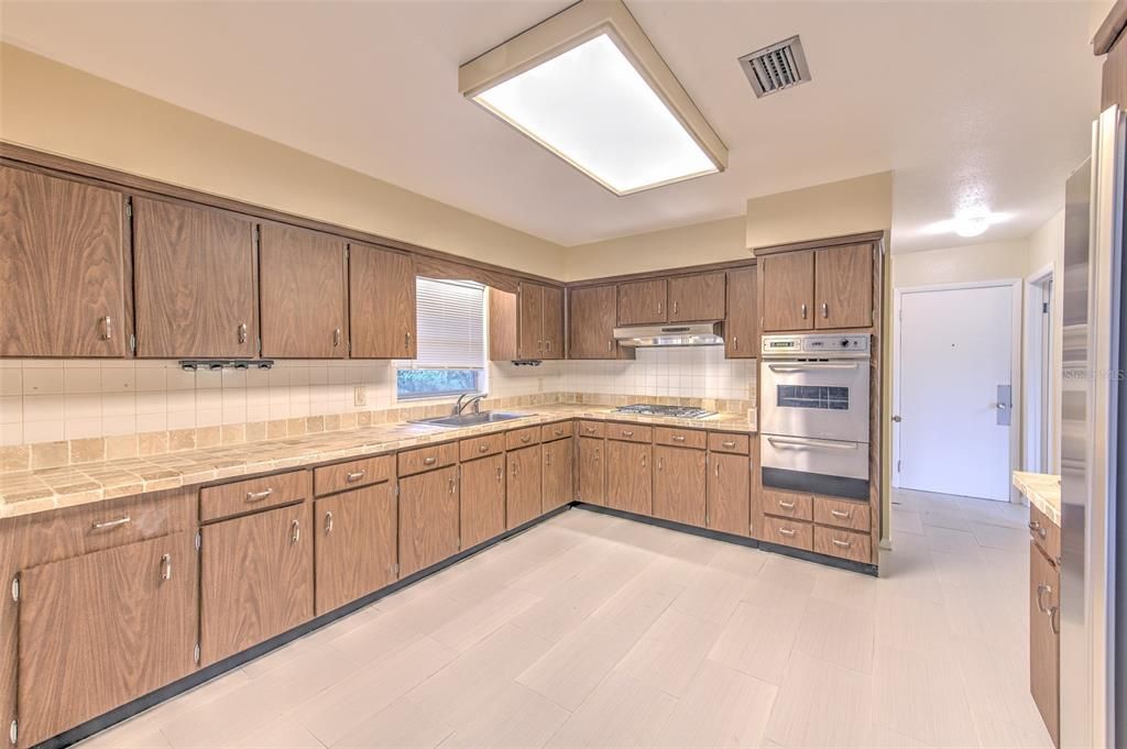 For Sale: $450,000 (2 beds, 2 baths, 1588 Square Feet)