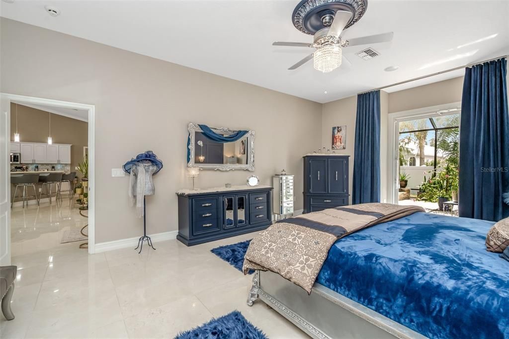 En Venta: $675,000 (3 camas, 3 baños, 2636 Pies cuadrados)