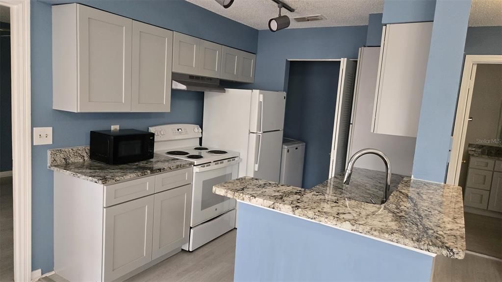 В аренду: $1,300 (2 спален, 2 ванн, 934 Квадратных фут)