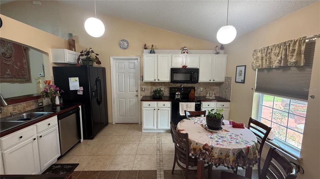 For Sale: $279,900 (3 beds, 2 baths, 1368 Square Feet)