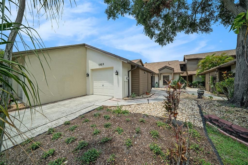 For Rent: $2,400 (2 beds, 2 baths, 1030 Square Feet)