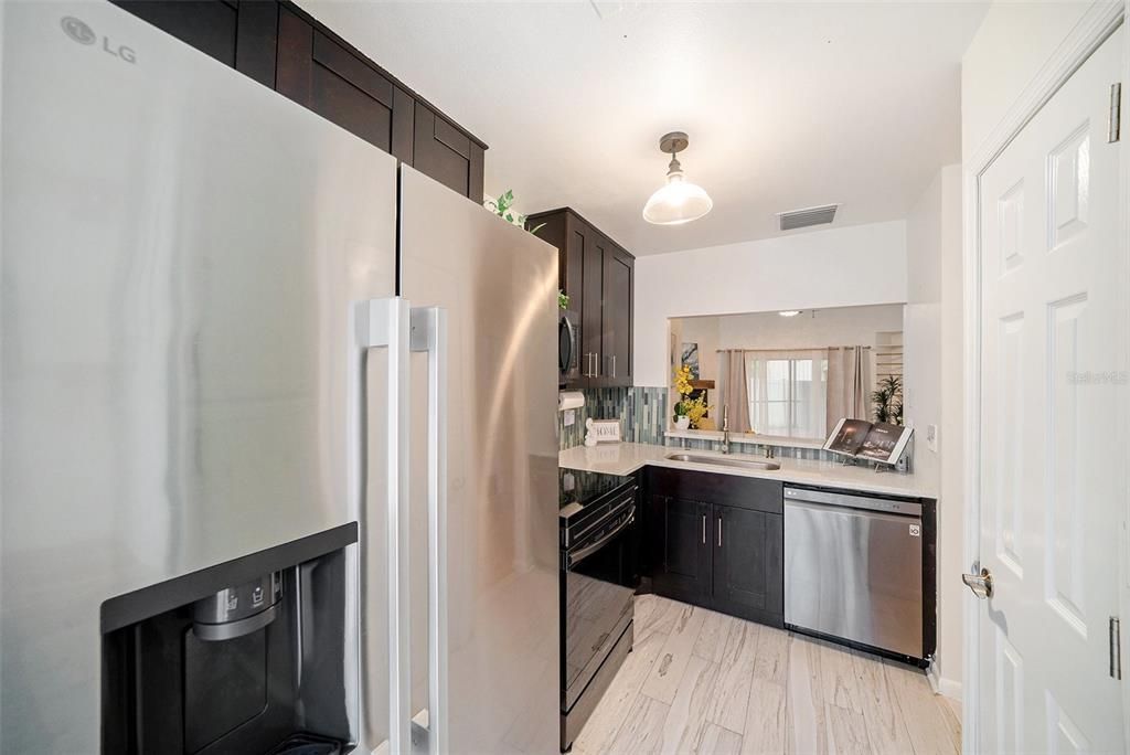 For Rent: $2,400 (2 beds, 2 baths, 1030 Square Feet)