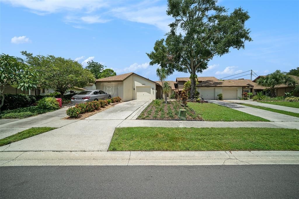 For Rent: $2,400 (2 beds, 2 baths, 1030 Square Feet)