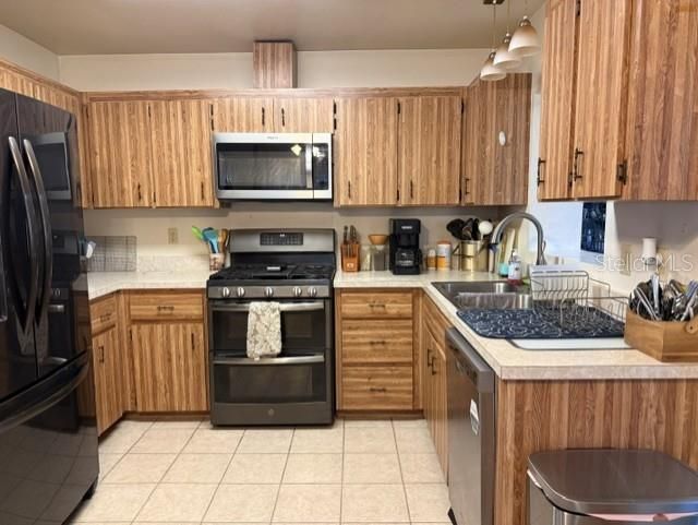 For Sale: $225,000 (2 beds, 2 baths, 1452 Square Feet)