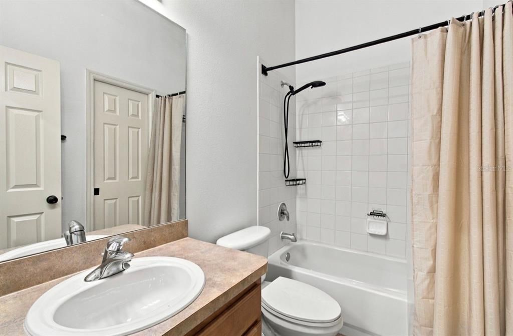 На продажу: $259,900 (2 спален, 1 ванн, 1240 Квадратных фут)
