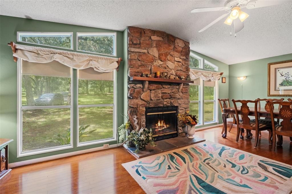 For Sale: $365,000 (3 beds, 2 baths, 1899 Square Feet)
