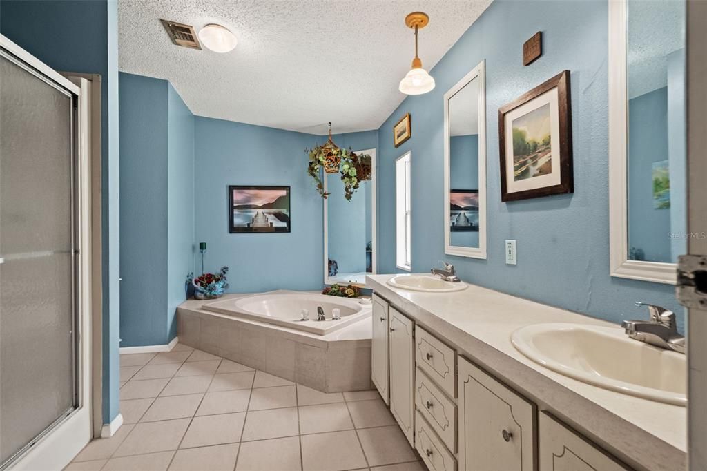 For Sale: $365,000 (3 beds, 2 baths, 1899 Square Feet)