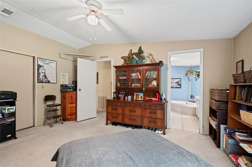 For Sale: $365,000 (3 beds, 2 baths, 1899 Square Feet)