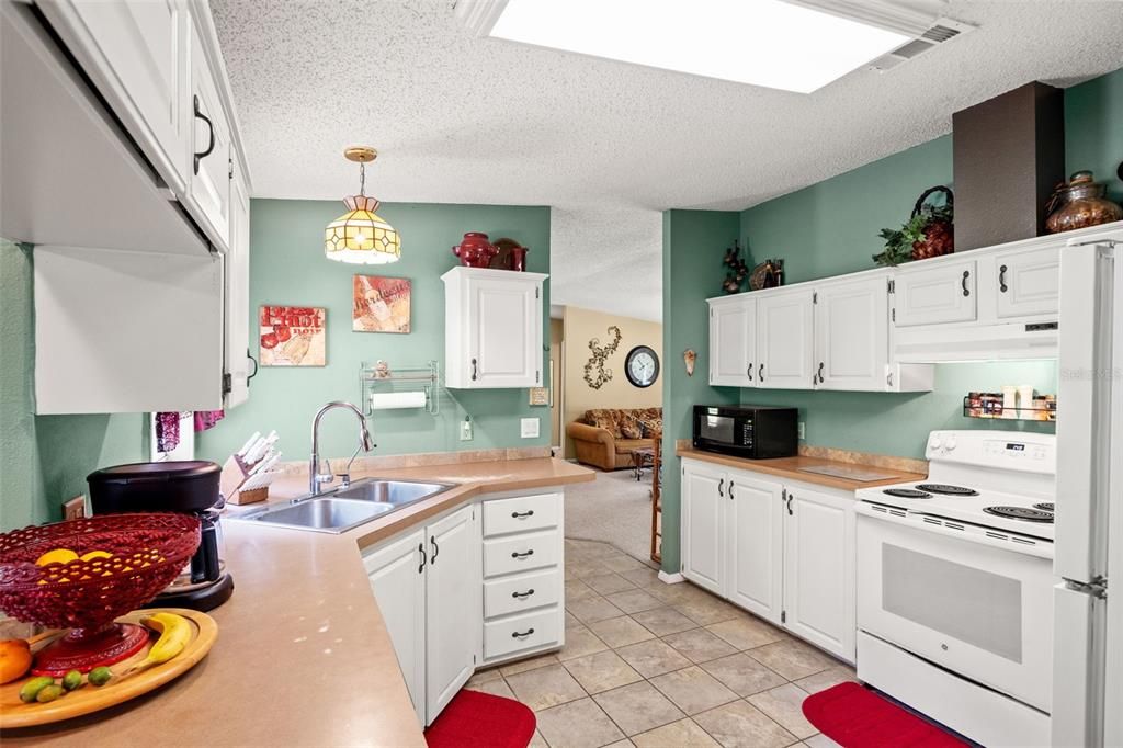 For Sale: $365,000 (3 beds, 2 baths, 1899 Square Feet)
