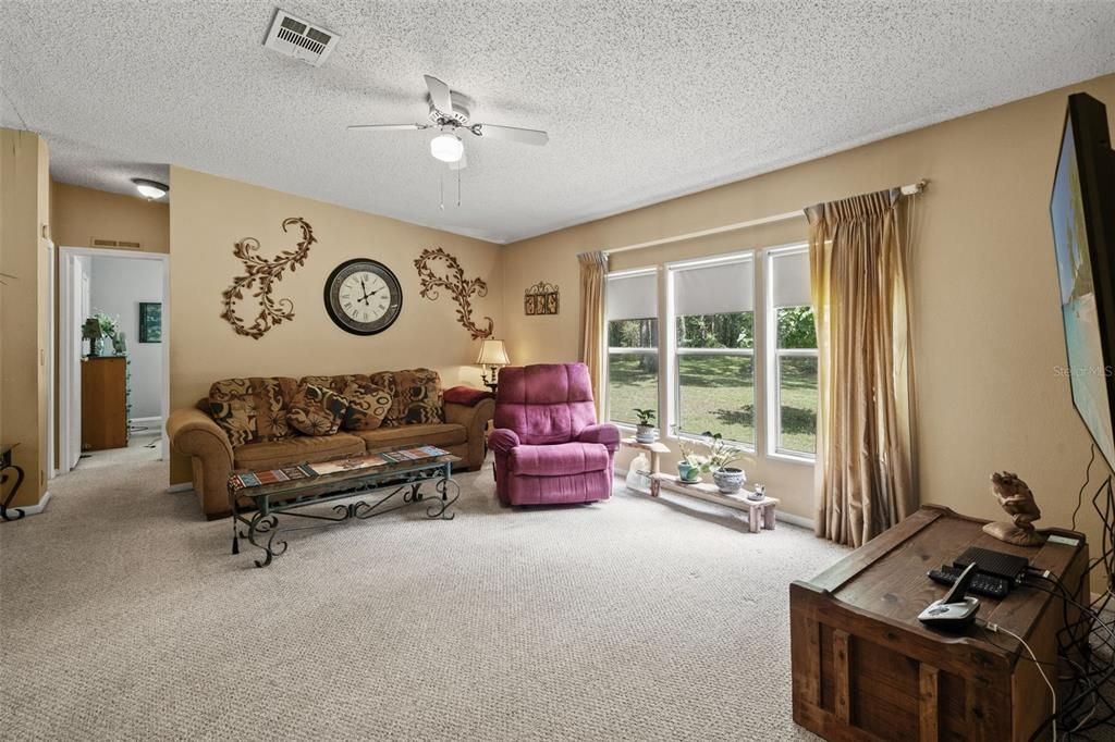 For Sale: $365,000 (3 beds, 2 baths, 1899 Square Feet)