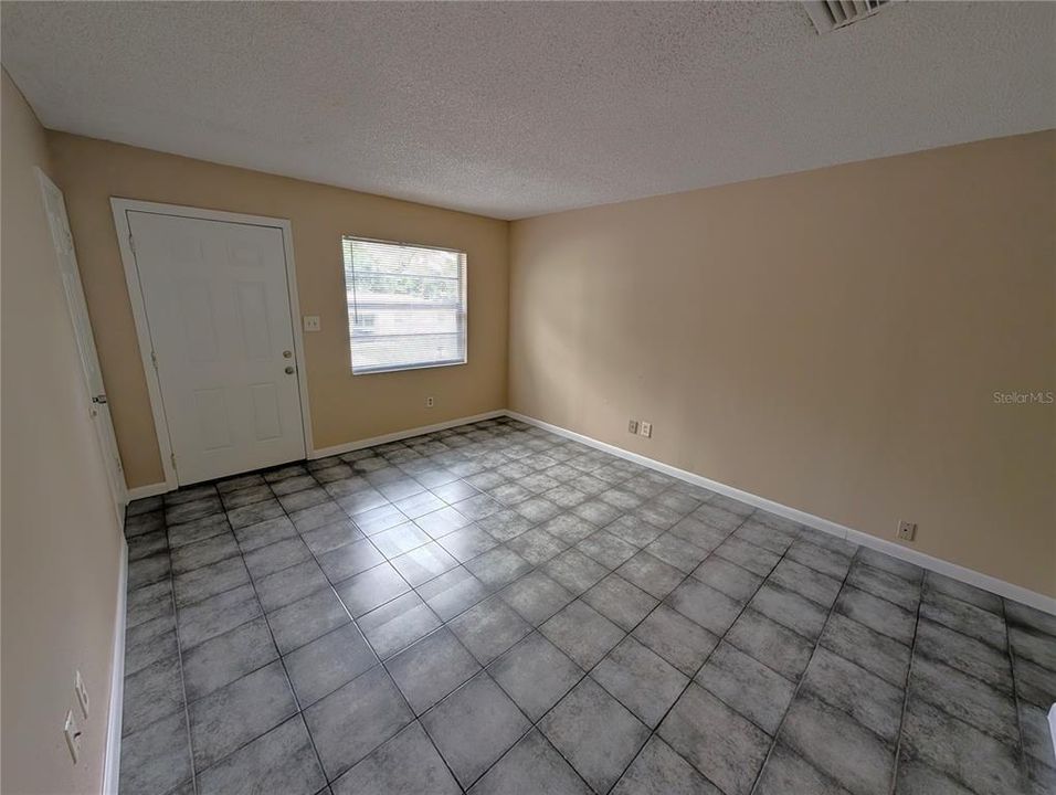 For Rent: $1,175 (2 beds, 1 baths, 702 Square Feet)