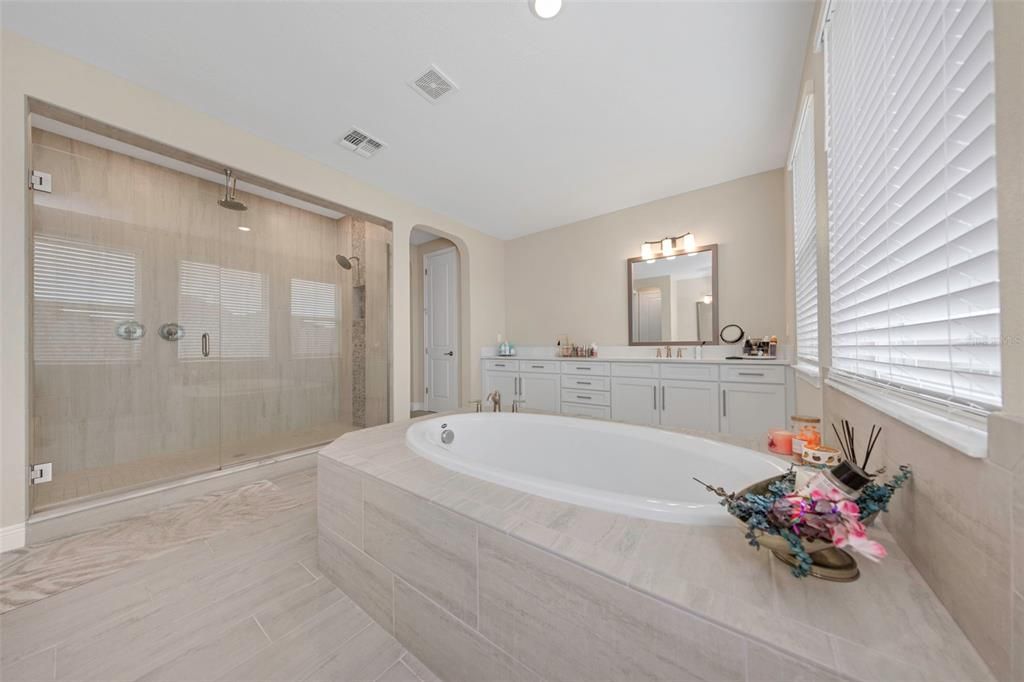 For Sale: $1,399,000 (6 beds, 4 baths, 5629 Square Feet)