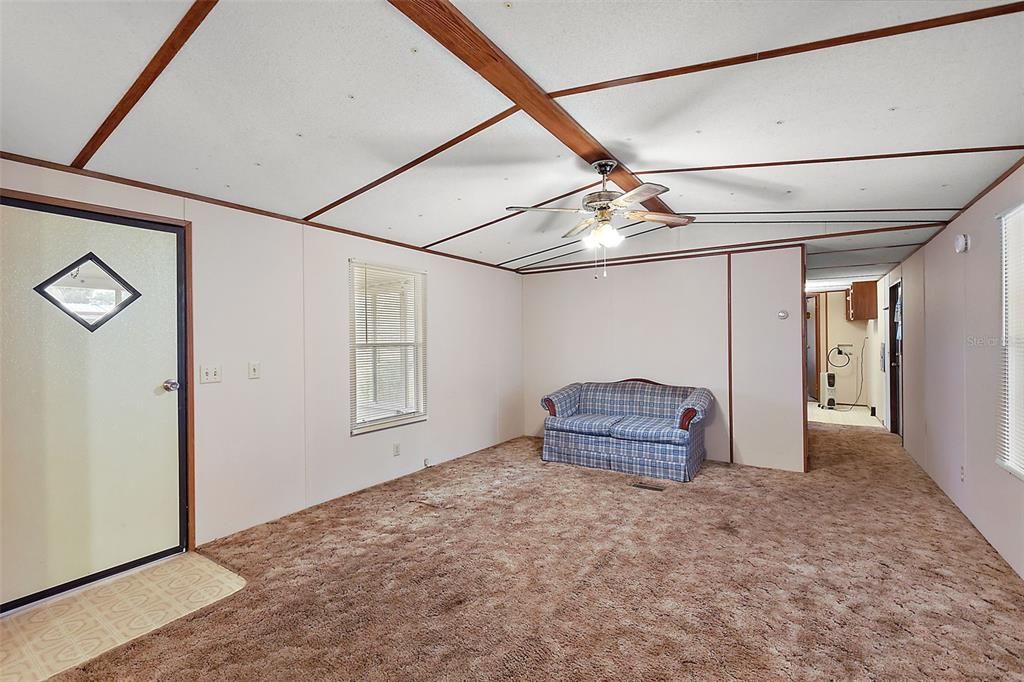 For Sale: $125,000 (2 beds, 1 baths, 840 Square Feet)