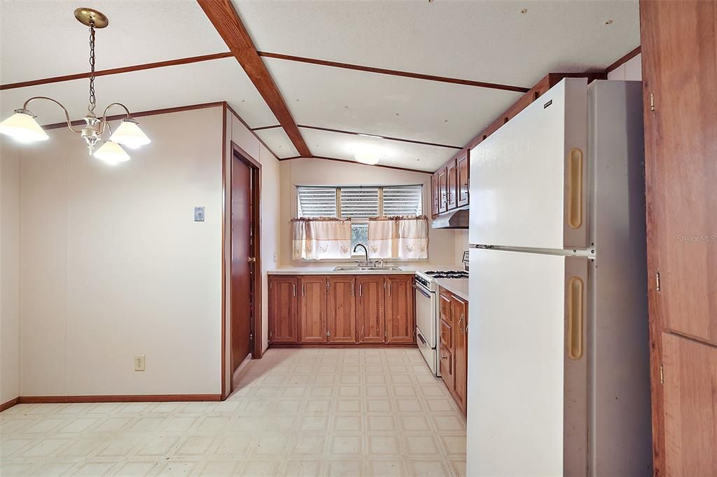 For Sale: $125,000 (2 beds, 1 baths, 840 Square Feet)