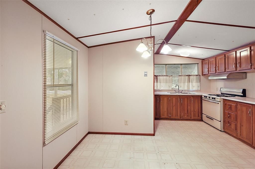 For Sale: $125,000 (2 beds, 1 baths, 840 Square Feet)