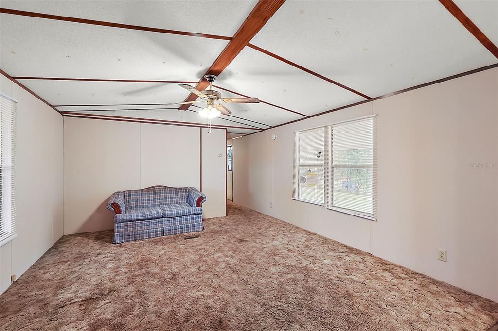 For Sale: $125,000 (2 beds, 1 baths, 840 Square Feet)