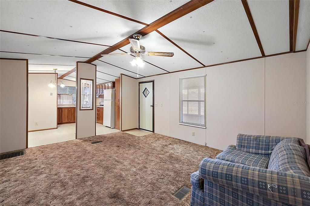 For Sale: $125,000 (2 beds, 1 baths, 840 Square Feet)