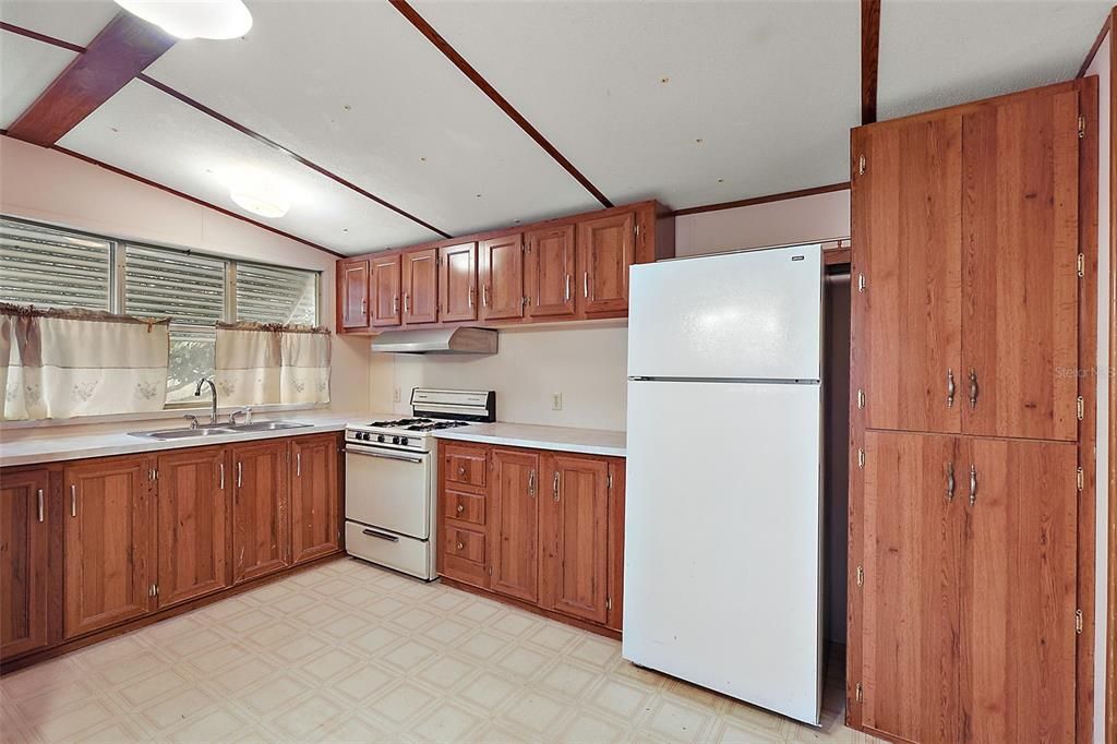 For Sale: $125,000 (2 beds, 1 baths, 840 Square Feet)