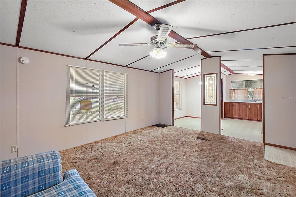 For Sale: $125,000 (2 beds, 1 baths, 840 Square Feet)