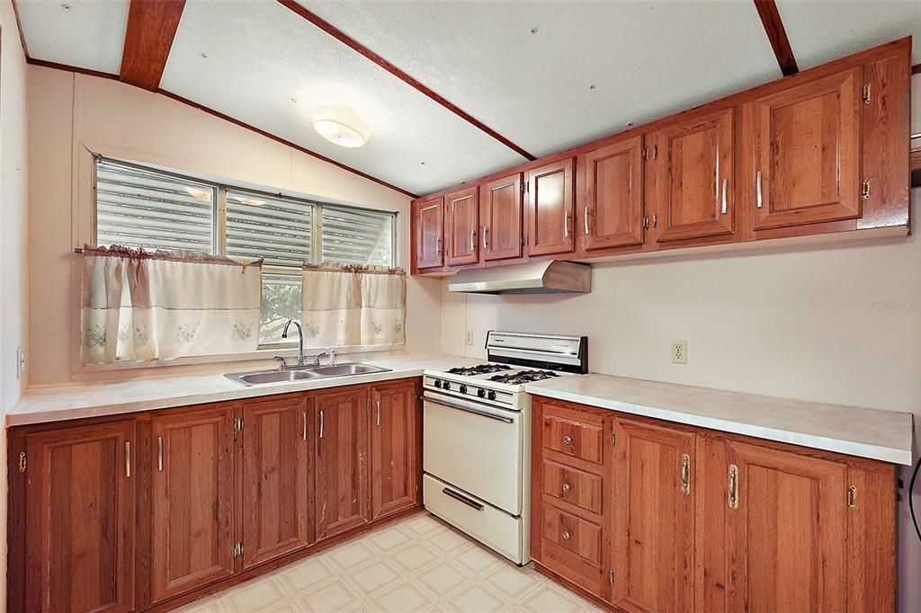 For Sale: $125,000 (2 beds, 1 baths, 840 Square Feet)