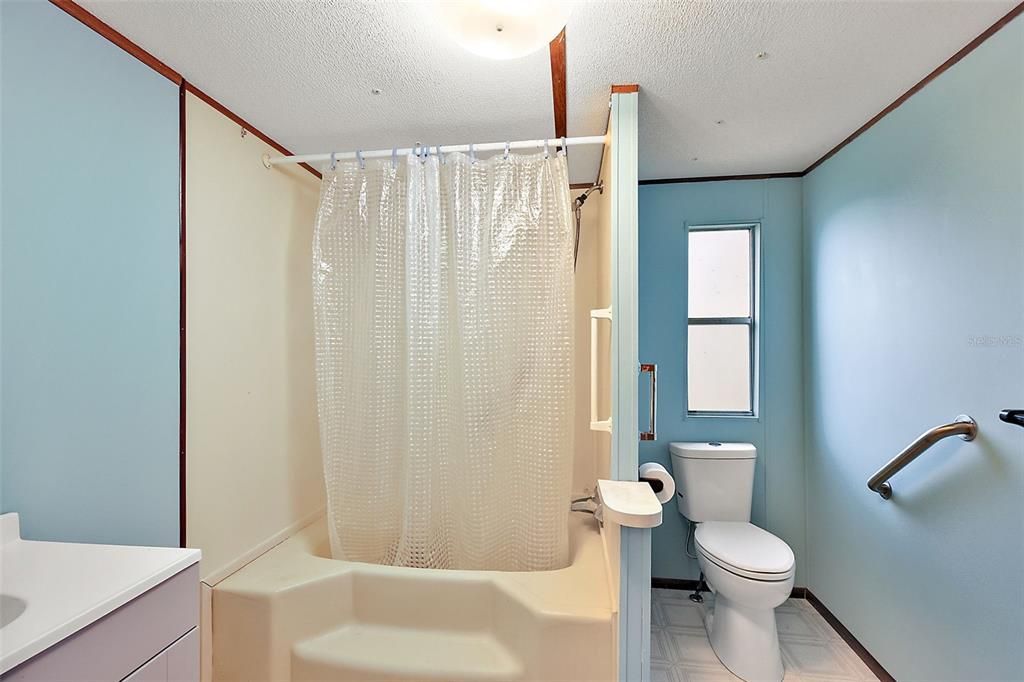 For Sale: $125,000 (2 beds, 1 baths, 840 Square Feet)