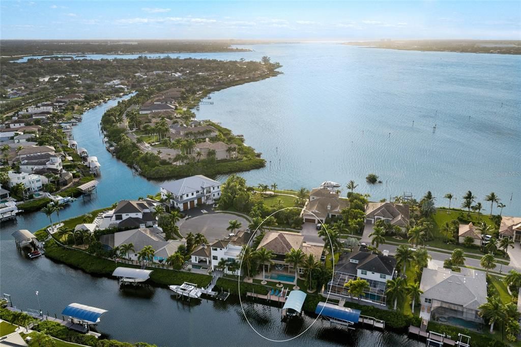 На продажу: $2,600,000 (4 спален, 4 ванн, 3959 Квадратных фут)