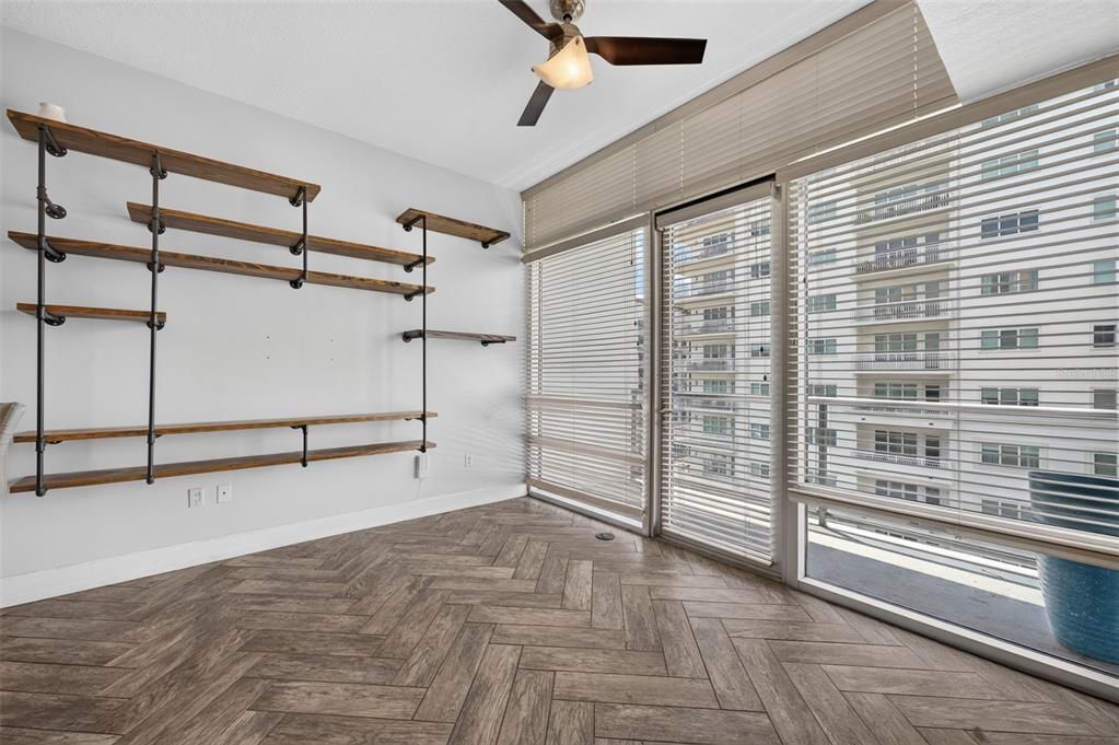 For Sale: $179,999 (1 beds, 1 baths, 644 Square Feet)
