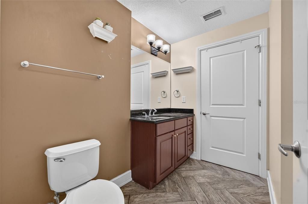 For Sale: $179,999 (1 beds, 1 baths, 644 Square Feet)