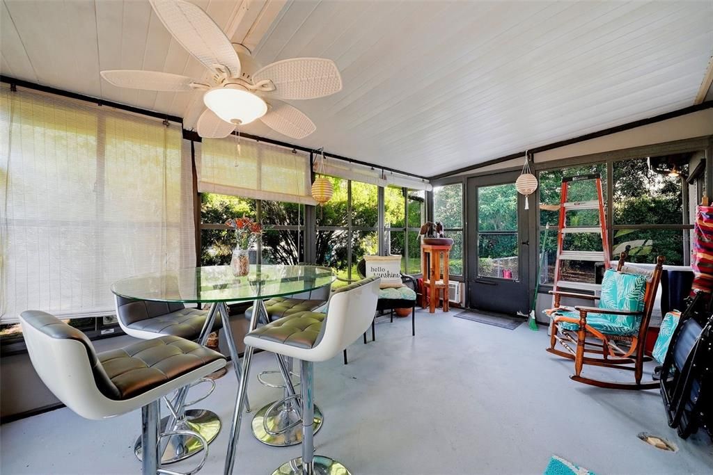 For Sale: $159,900 (2 beds, 2 baths, 864 Square Feet)