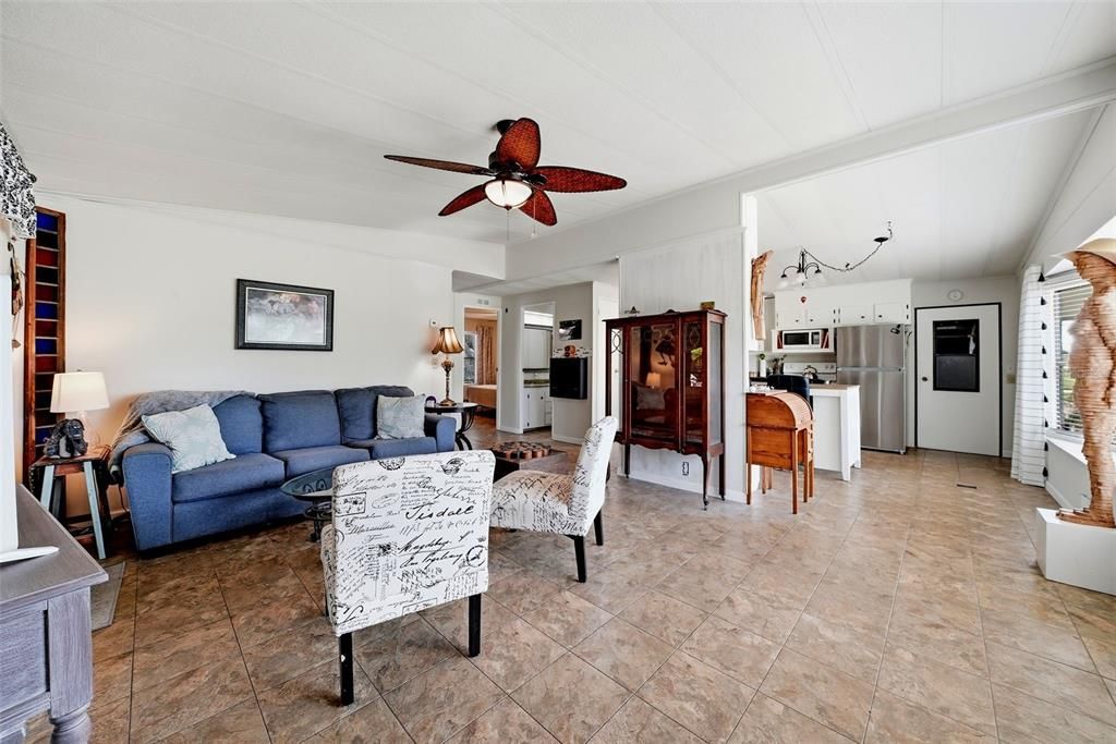 For Sale: $159,900 (2 beds, 2 baths, 864 Square Feet)