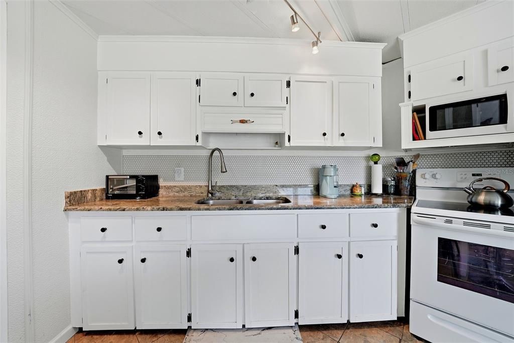 For Sale: $159,900 (2 beds, 2 baths, 864 Square Feet)