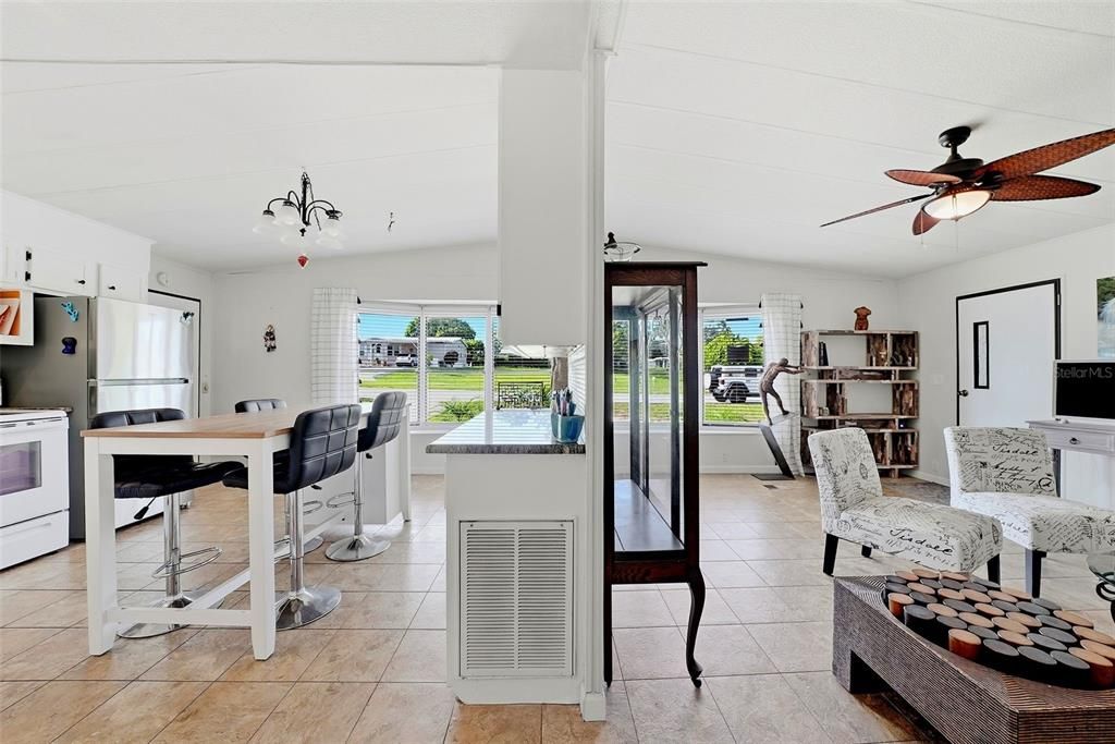 For Sale: $159,900 (2 beds, 2 baths, 864 Square Feet)