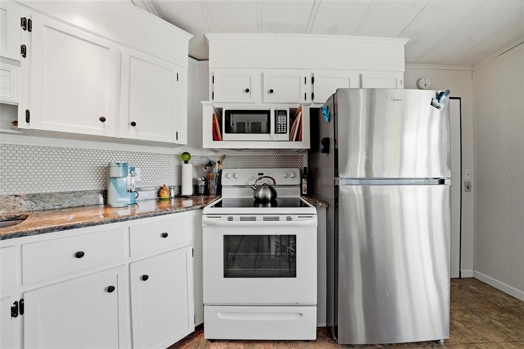 For Sale: $159,900 (2 beds, 2 baths, 864 Square Feet)