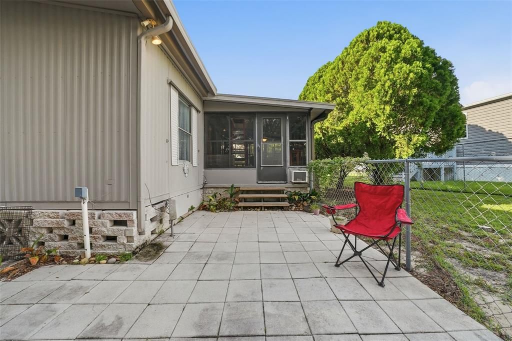 For Sale: $159,900 (2 beds, 2 baths, 864 Square Feet)