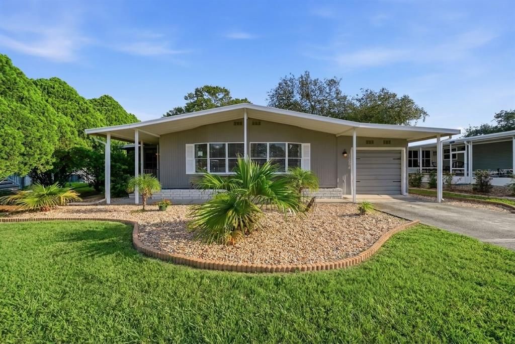 For Sale: $159,900 (2 beds, 2 baths, 864 Square Feet)