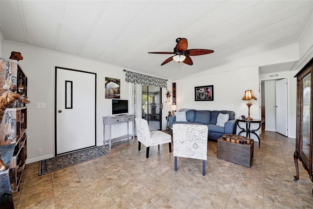 For Sale: $159,900 (2 beds, 2 baths, 864 Square Feet)