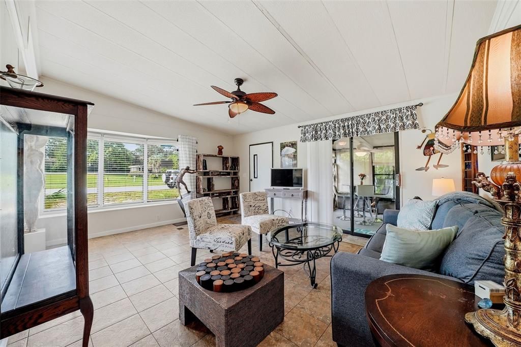 For Sale: $159,900 (2 beds, 2 baths, 864 Square Feet)