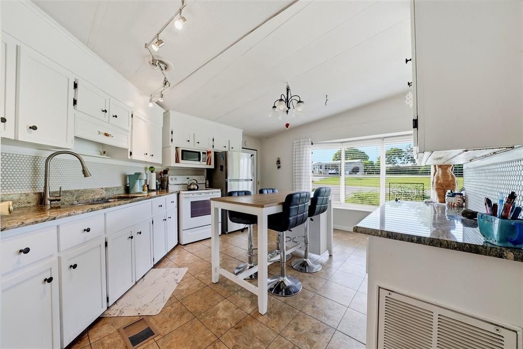 For Sale: $159,900 (2 beds, 2 baths, 864 Square Feet)